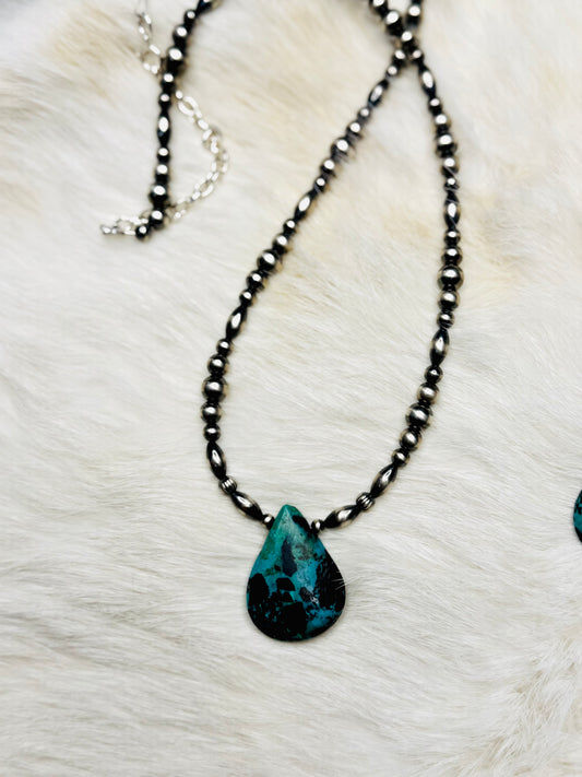 The “black cat” necklace